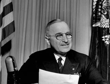 Ο γ.γ. του ΚΚΕ τα έβαλε με τον… Τρούμαν: «Έριξε βόμβες ναπάλμ σε αντιστασιακούς»